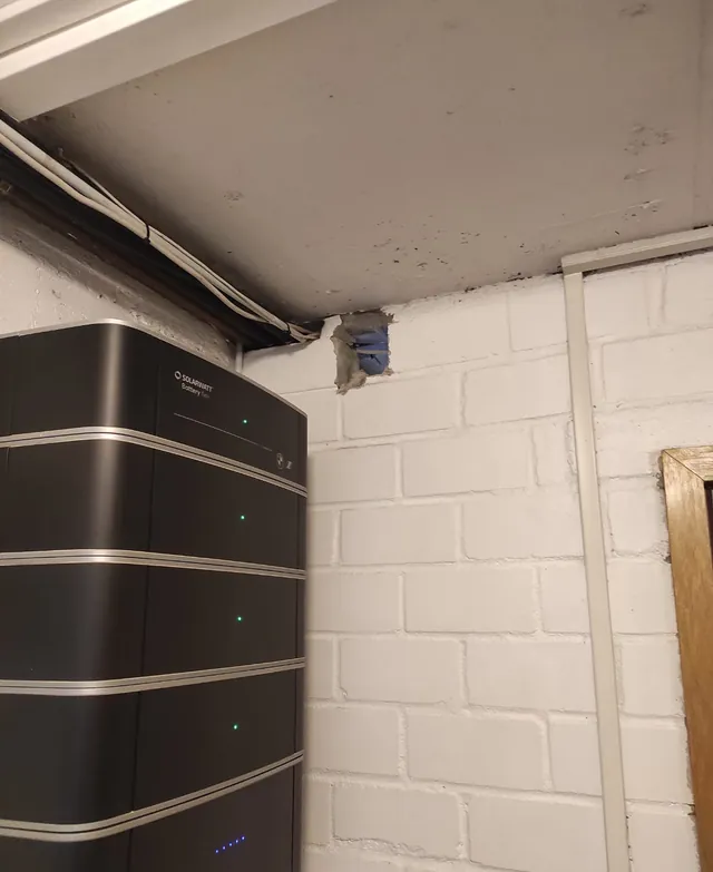Batteriespeicher als Turmmodul im Technikraum