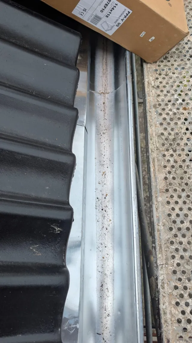 Detail der Blechrinne zwischen neuer Eindeckung und Gerüst