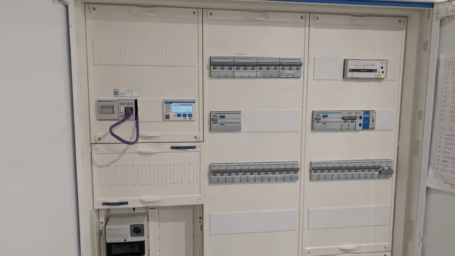 Neuer Zählerschrank mit sauber gesetzten Sicherungsautomaten und Beschriftung