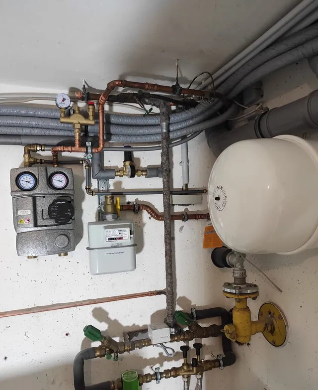 Heizungsverteiler mit Pumpengruppen, Ausdehnungsgefäß und Gaszähler