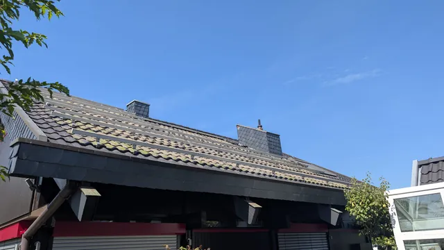 Photovoltaikmodule in gleichmäßigen Reihen auf dem Dach, Detailansicht