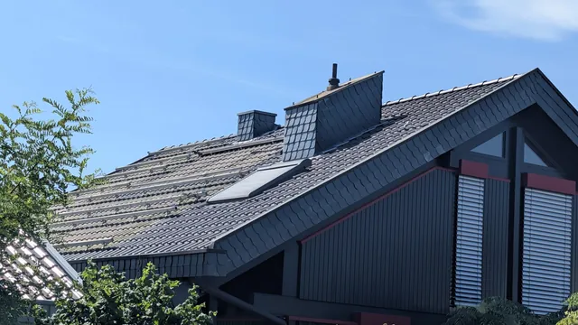 Photovoltaikanlage auf einem Satteldach mit dunkler Ziegeleindeckung
