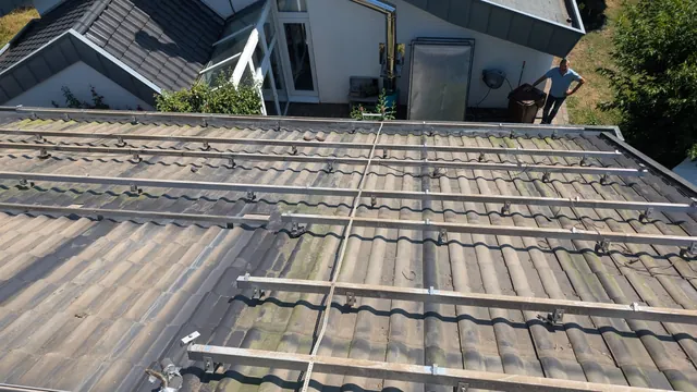 Montageschienen der Photovoltaik-Unterkonstruktion auf dem Dach ausgerichtet